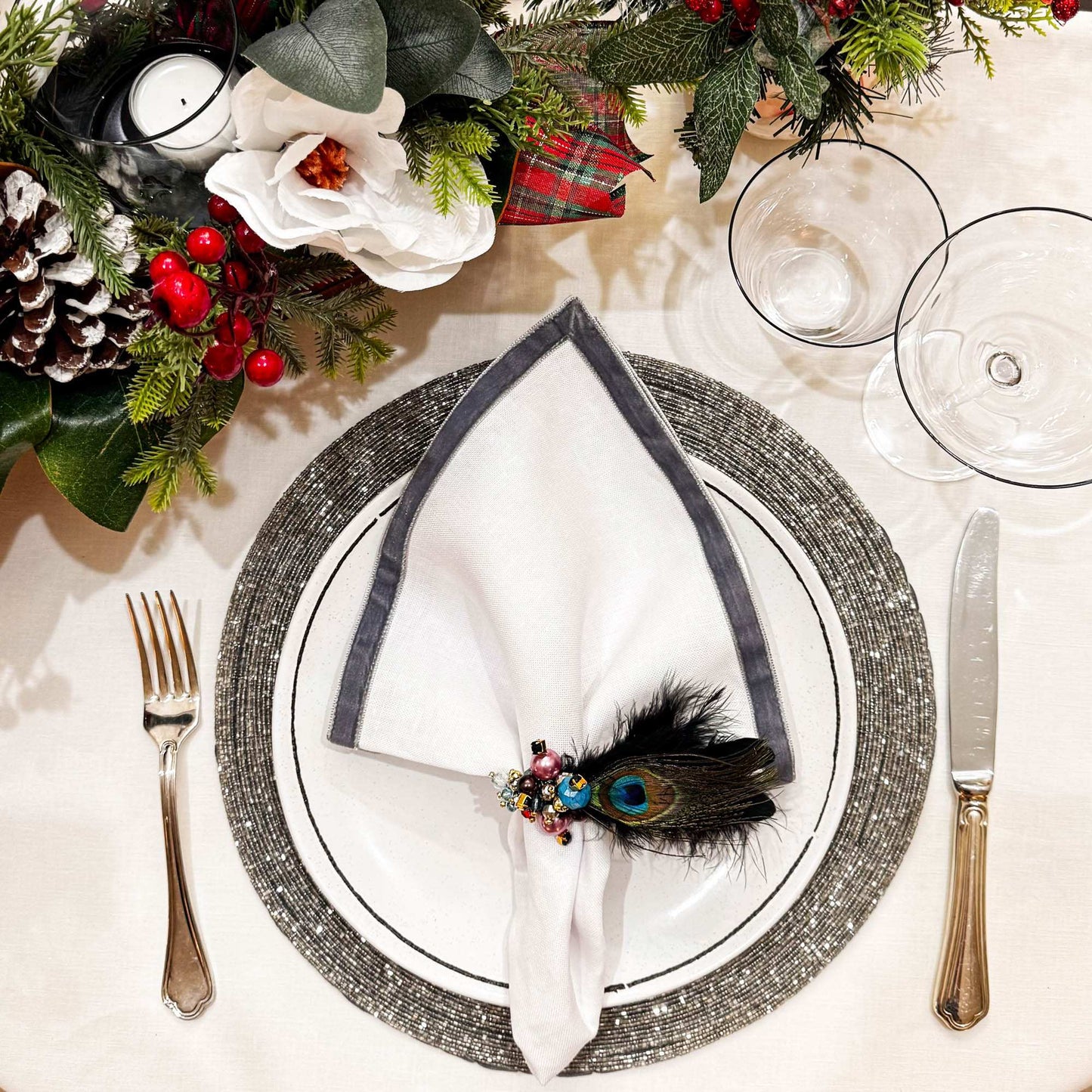 New York Linen Napkins with Silver Velvet Borders, Set of 4 / ChouChou Touch