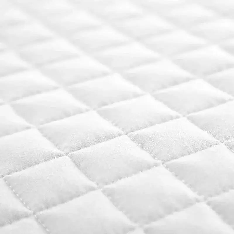 Full/Queen Lightweight White Ultra Soft 3-Piece Microfiber Quilt Set