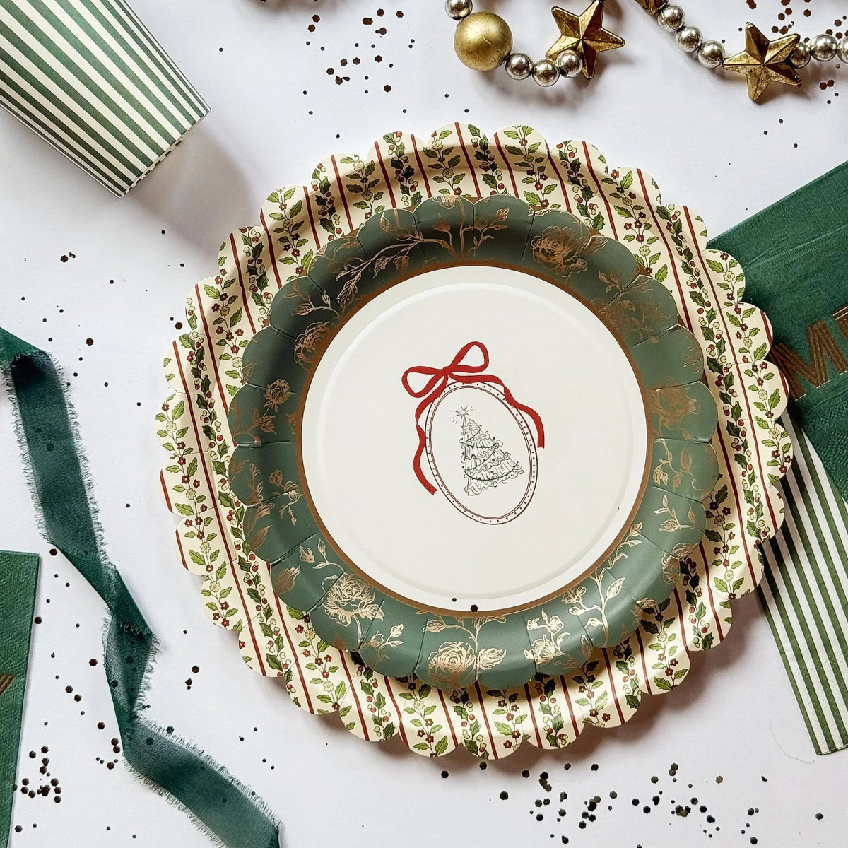 Christmas Dinner Plates, Vintage Holly Scalloped (12 Pack)