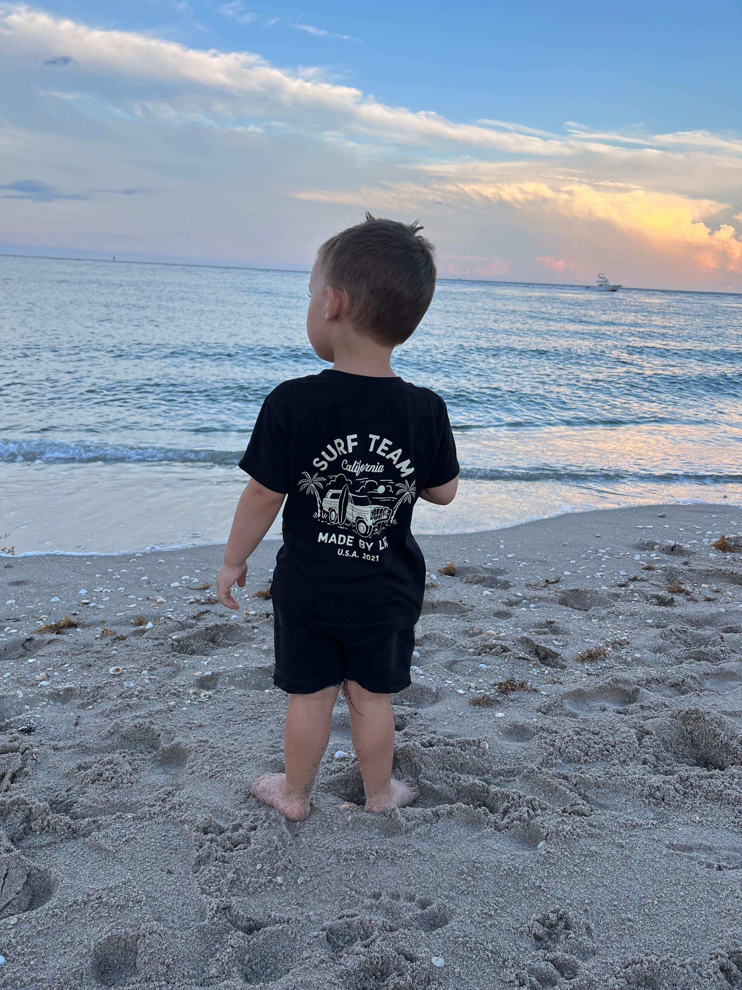 THE SURF TEAM TEE - BLACK