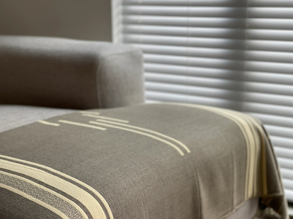 Equinoccio Throw Blanket - Cedar Brown