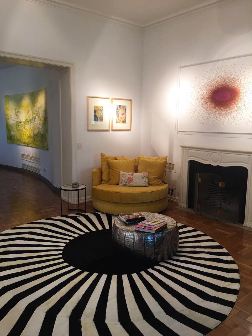 JAPAN SUN – Round Cowhide Rug in Black and White for Trade Professionals