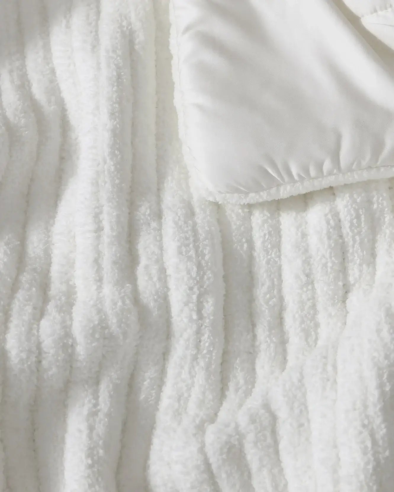 Snug Piped Comforter