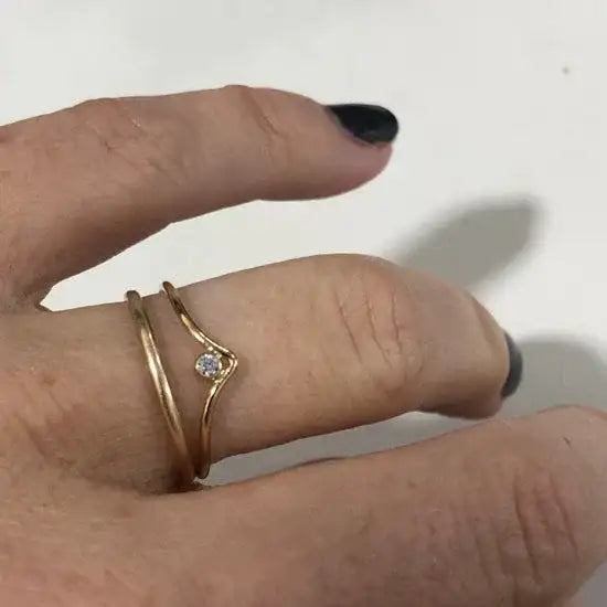 V CUBIC ZIRCONIA DIAMOND RING