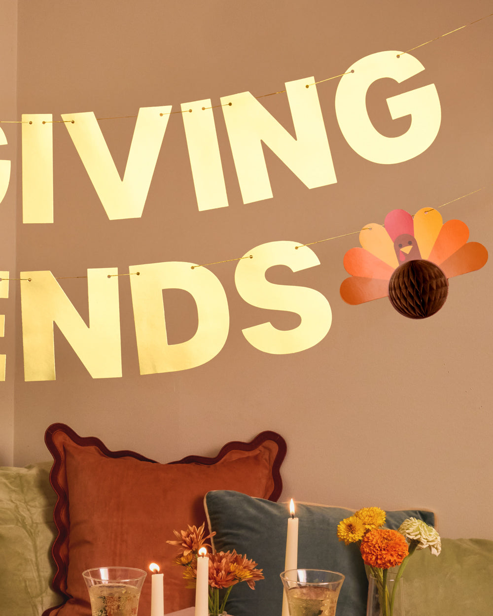 It's Giving Friends Banner - 3D paper banner